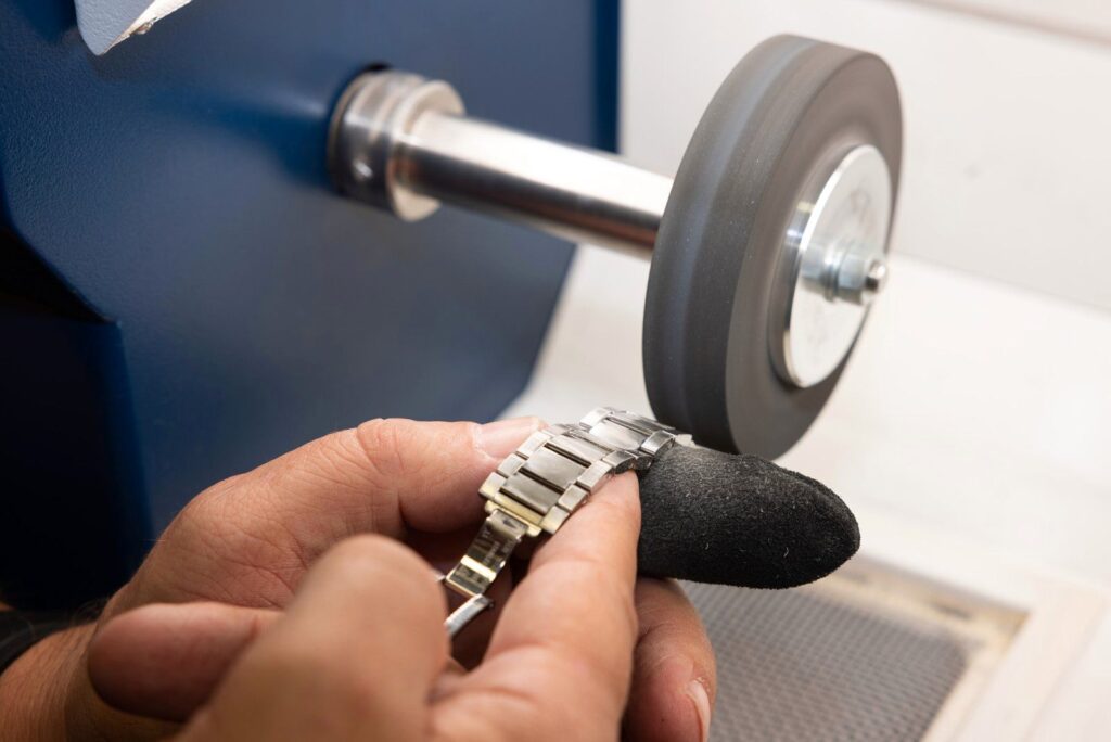 Polieren einer Luxusuhr in der Werkstatt