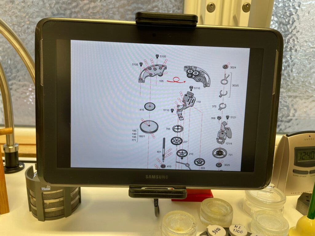 Technische Explosionszeichnung eines Uhrwerks auf Tablet