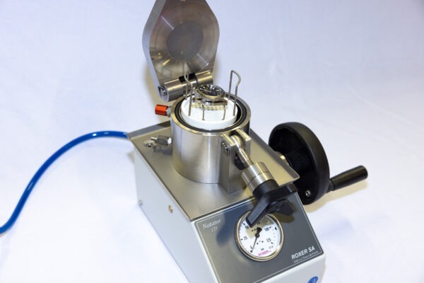 Drucktest zur Wasserdichtigkeitsprüfung einer Uhr bis 1250m